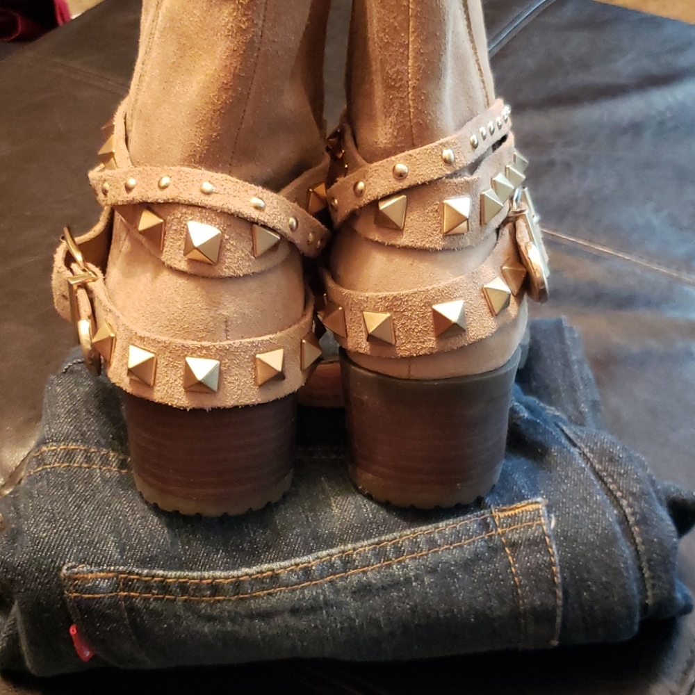 BCBGeneration leather booties. - Picture 4 of 8